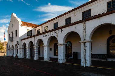 Caliente Nevada 'nın dışı. Nevada, Caliente' de mavi bulutlu gökyüzünün altında tarihi tren istasyonu.