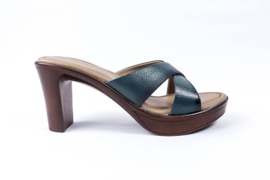 beyaz zemin üzerinde ayakkabı