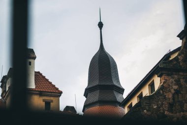 Güney Polonya 'daki Ksiaz Sarayı' nın açık hava manzarası bulutlu bir günde