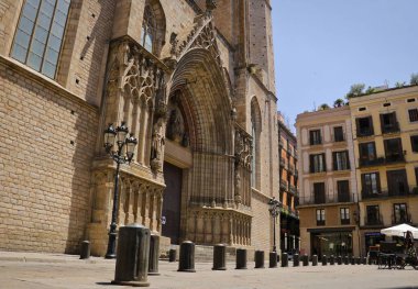 Barcelona 'nın Gotik semtinde boş bir sokak ve binalar