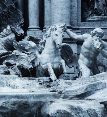 İtalya, Roma 'daki Trevi Çeşmesi' nden çıkan Melek ve kanatlı su atı heykelleri.