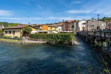 İtalya 'nın Venedik bölgesindeki Borghetto Konsolosu Mincio' nun renkli köyü.