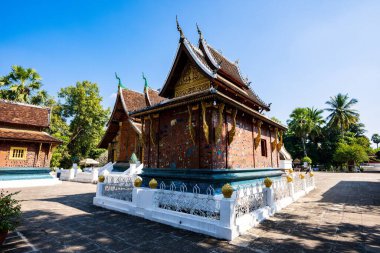 Luang Phrabang, Laos 'taki Wat Xiengthong tapınağının güzel mimarisinin manzarası.