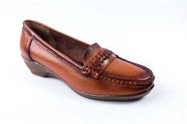 beyaz zemin üzerinde ayakkabı