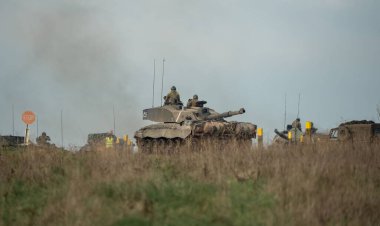 Ordu tankları askeri tatbikat için harekete geçti.