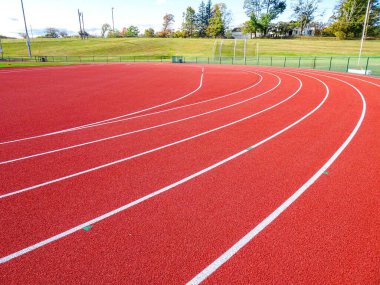 Yarıçap boyunca çalışan pist boşluğu, engelli bölgeye bitişik..