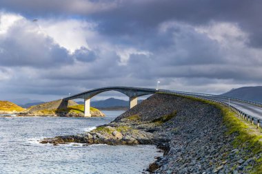 Norveç 'teki Atlantik Okyanusu Köprüsü' nün güzel bir görüntüsü.