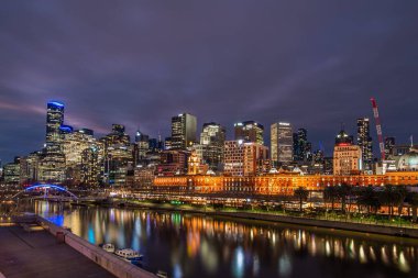 Güzel Yarra Nehri gece boyunca gökdelenleri yansıtıyor, Melbourne.