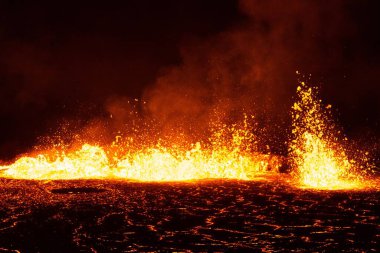 Gece volkan patlamasının hava görüntüsü.
