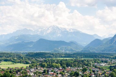 Avusturya, Salzburg 'un dağlık manzarasının güzel bir görüntüsü.