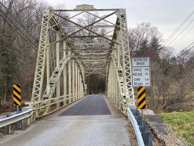 Kırsal kesimde bulunan derin bir kanyonun üzerinden geçen bir köprünün yakın çekimi.