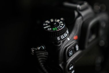 Modern siyah DSLR kamera kadranında detayların yakın plan görüntüsü.