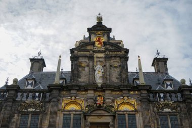 Hollanda 'nın Delft kentindeki eski belediye binası beyaz bulutlu bir gökyüzüne karşı.