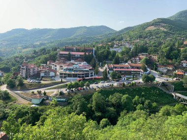 Sırbistan 'ın güneyindeki Prolom Banja belediyesinde güneşli bir günde bir dağ tatil beldesi ve otel