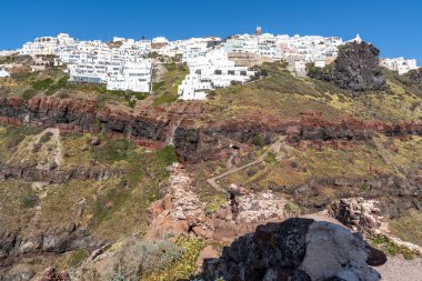 Skaros 'tan Yunanistan' ın Santorini kentindeki bir uçuruma bakan İmerovigli köyü görülüyor.