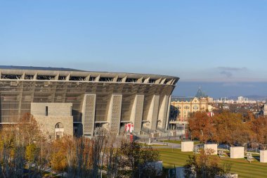 Macaristan 'ın Budapeşte kentindeki Puskas Ferenc stadyumu mavi gökyüzüne karşı