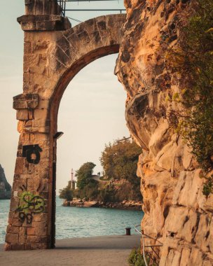 Deniz kenarında taş bir kapı yapısı.