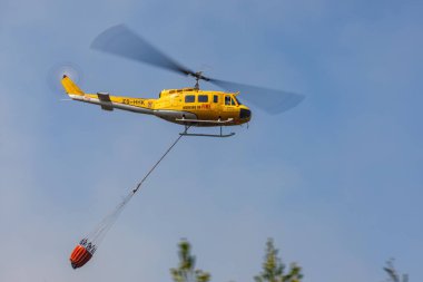 Bir itfaiye helikopteri yangını söndürdü.