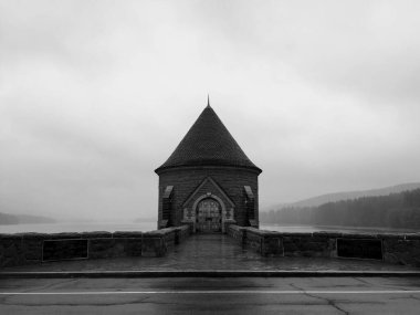 Barkhamsted, Connecticut 'ta kasvetli bir günde Saville Barajı' nın gri pulu.