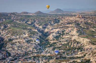 Türkiye 'nin Kapadokya bölgesindeki bir manzaranın üzerindeki sıcak hava balonlarının güzel bir görüntüsü