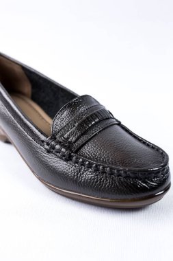 beyaz zemin üzerinde ayakkabı