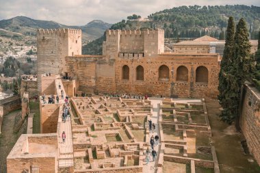 Granada, İspanya 'daki Alhambra Sarayı' nda bir sürü turist var.