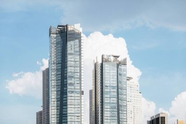 Mavi gökyüzünün altındaki Seul Roppongi Hills Mori Kulesi 'nin manzarası.