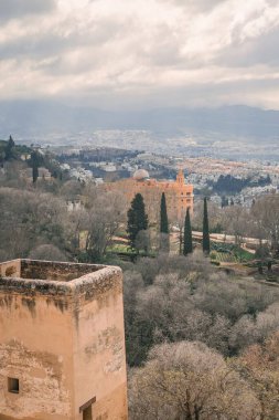 İspanya, Granada 'daki Alhambra Sarayı bulutlu bir gökyüzüne karşı