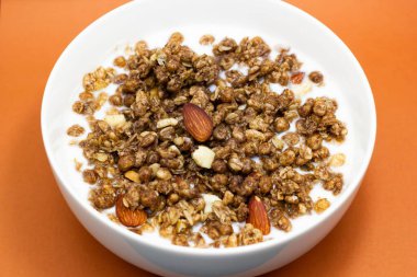 Yoğurt kasesindeki müsli fındık gevreğinin yakın çekimi.