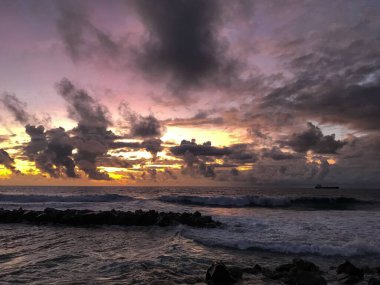 Okyanusun üzerinde dramatik gün doğumu