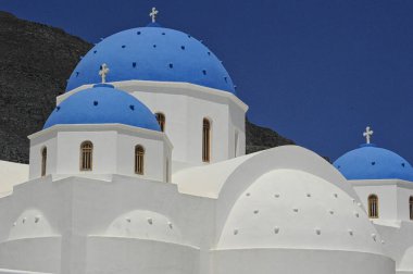 Santorini 'de mavi kubbeli beyaz bir kilise.