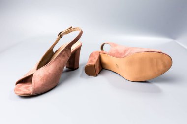 beyaz zemin üzerinde ayakkabı