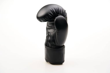 Beyaz arka planda tek bir siyah boks eldiveni.
