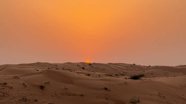 Fujairah, BAE 'de güzel bir günbatımında panoramik bir çöl manzarası