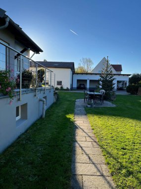 Etrafı yeşil bahçeli güzel beyaz evler.