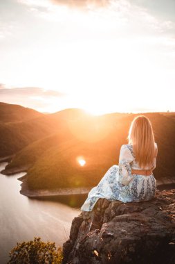 Gün batımında genç bir dişinin dikey çekimi.