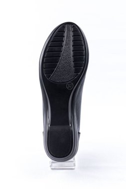 beyaz zemin üzerinde ayakkabı