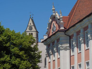 Meersburg, Baden-Wurttemberg, Almanya 'daki Bakire Meryem Kilisesi' nin Yeni Kale manzarası