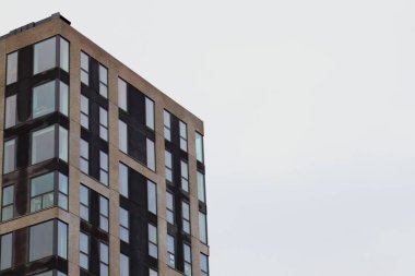 Cam pencereli modern bir gökdelen.