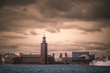 Stockholm Belediye Binası 'nın deniz manzarası dramatik bulutlu alacakaranlık altında