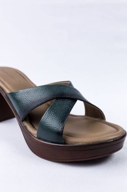 beyaz zemin üzerinde ayakkabı