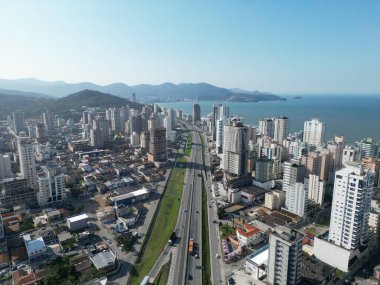 Arabalı bir hava manzarası, Itapema, Brezilya 'daki Meia Praia plajında kentsel binalar.
