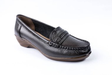 beyaz zemin üzerinde ayakkabı