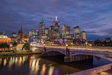 Güzel Yarra Nehri gece boyunca gökdelenleri yansıtıyor, Melbourne.