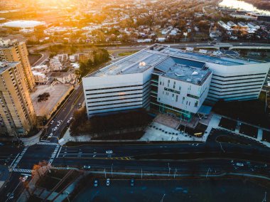 Trenton, New Jersey şehir merkezindeki binaların üzerinde gün doğumunun hava görüntüsü.