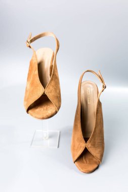 beyaz zemin üzerinde ayakkabı