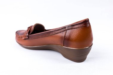 beyaz zemin üzerinde ayakkabı