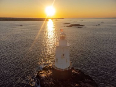 Sakonnet Nehri ve Atlantik Nehri 'ndeki Little Compton ve Tiverton Rhode Island arasındaki Sakonnet Point Light' ın (Batı Adası Işığı) sabahın erken saatlerinde çekilmiş görüntüleri.