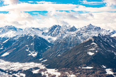 Avusturya 'nın Innsbruck şehrinde güneşli bir günde karlı Patscherkofel Dağı manzarası