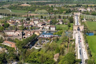 Borghetto Konsolosu Mincio 'nun hava manzarası, Valleggio Konsolosu Mincio' nun köyü ve İtalya 'nın en güzel köylerinden biri, Veneto bölgesi.